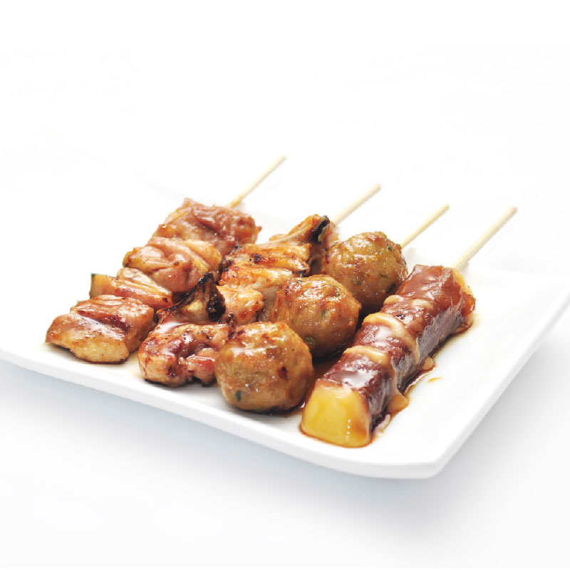 4 Brochettes grillées  (1 Poulet, 1 Boulettes de poulet 1 Aile de poulet,  1 Bœuf au fromage)